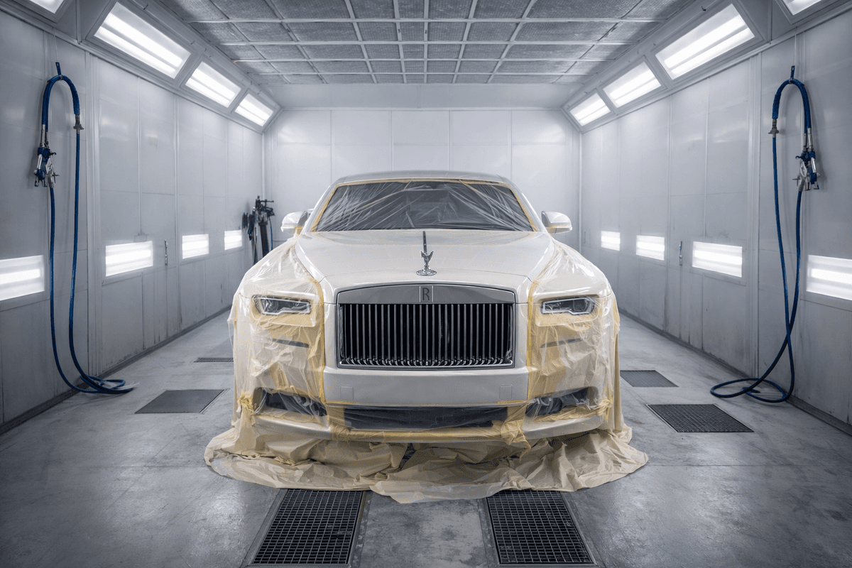 في ون كار، نضمن لك دهانًا لا يضاهى. نستخدم أفران حرارية متطورة لضمان جفاف الدهان بشكل مثالي وتجنب أي عيوب. نحرص على استخدام أفضل أنواع الدهانات العالمية التي تتميز بقوتها ومقاومتها للعوامل الجوية، مع ضمان تطابق اللون بنسبة 100% مع لون سيارتك الأصلي.